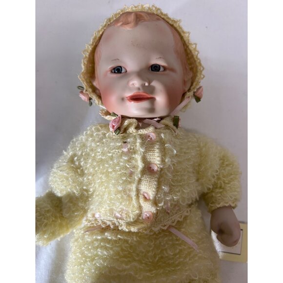 Ashton Drake Vintage Porcelain Doll "Her Very First Smile" With Yellow Outfit - Picture 4 of 8